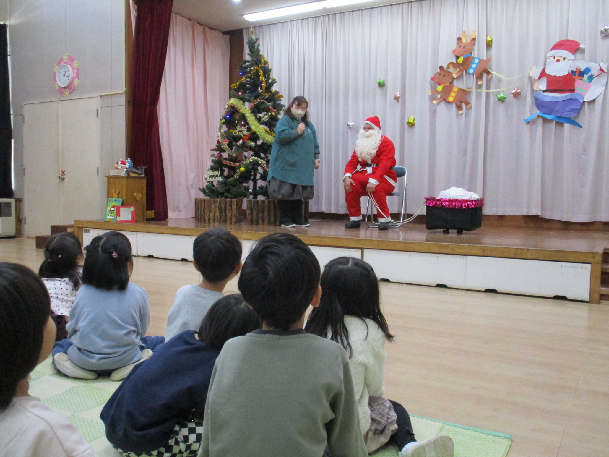 クリスマス会にサンタさんが来てくれました。