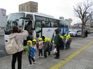 R8.３園外保育　図書館１