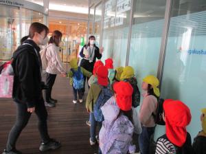 R8.３園外保育　図書館２