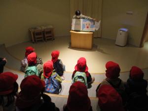 R8.３園外保育　図書館３