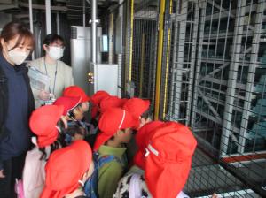 R8.３園外保育　図書館４