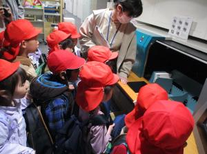 R8.３園外保育　図書館５