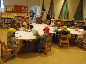R8.３園外保育　図書館６