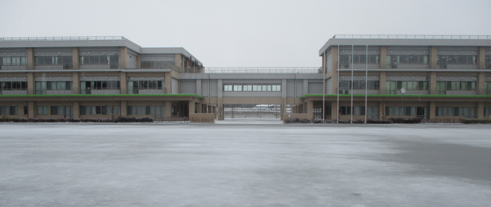 みどりの南小（雪景色）