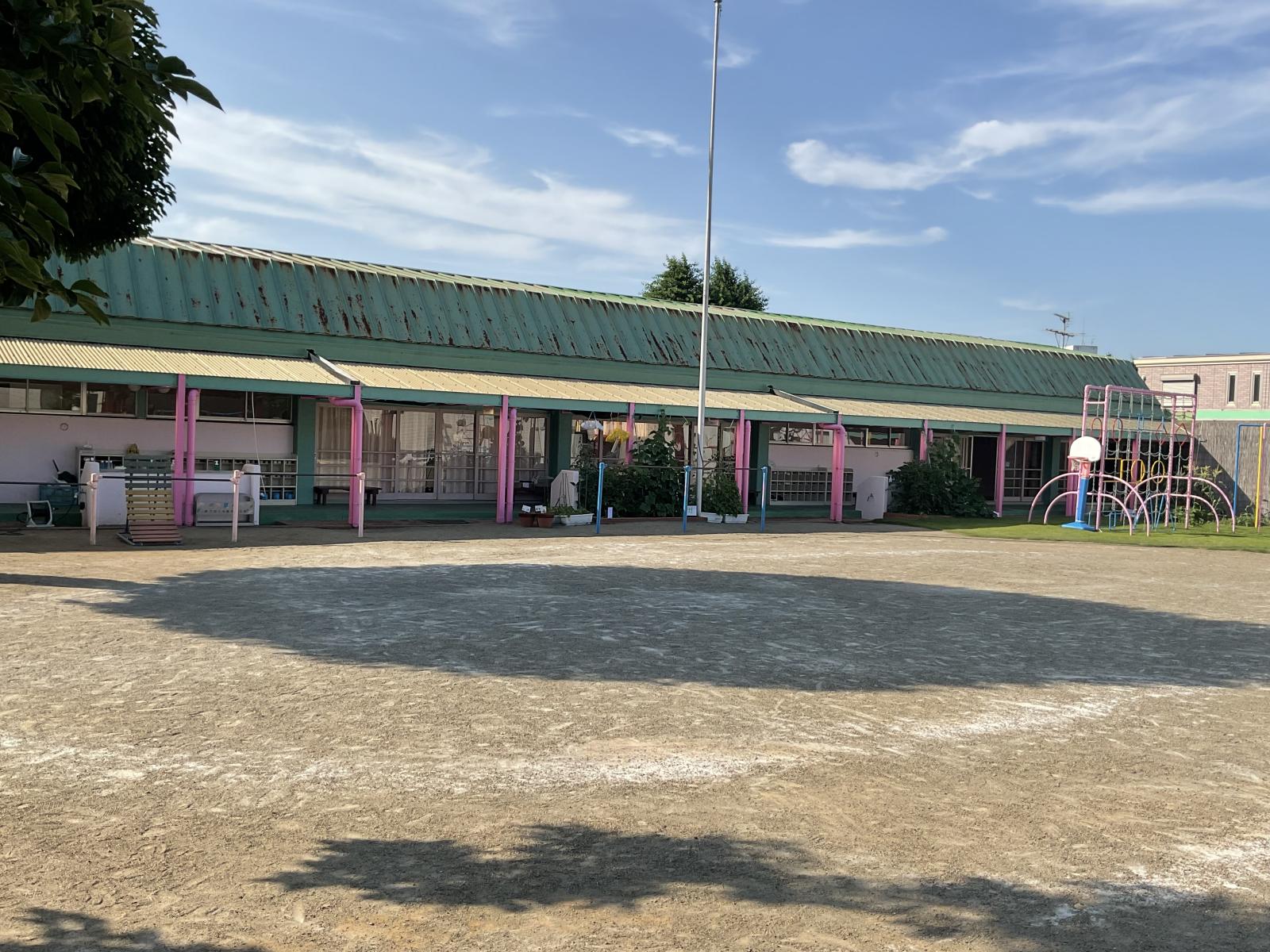 園舎　柿木からみた園舎