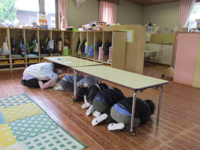 ダンゴ虫のポーズ