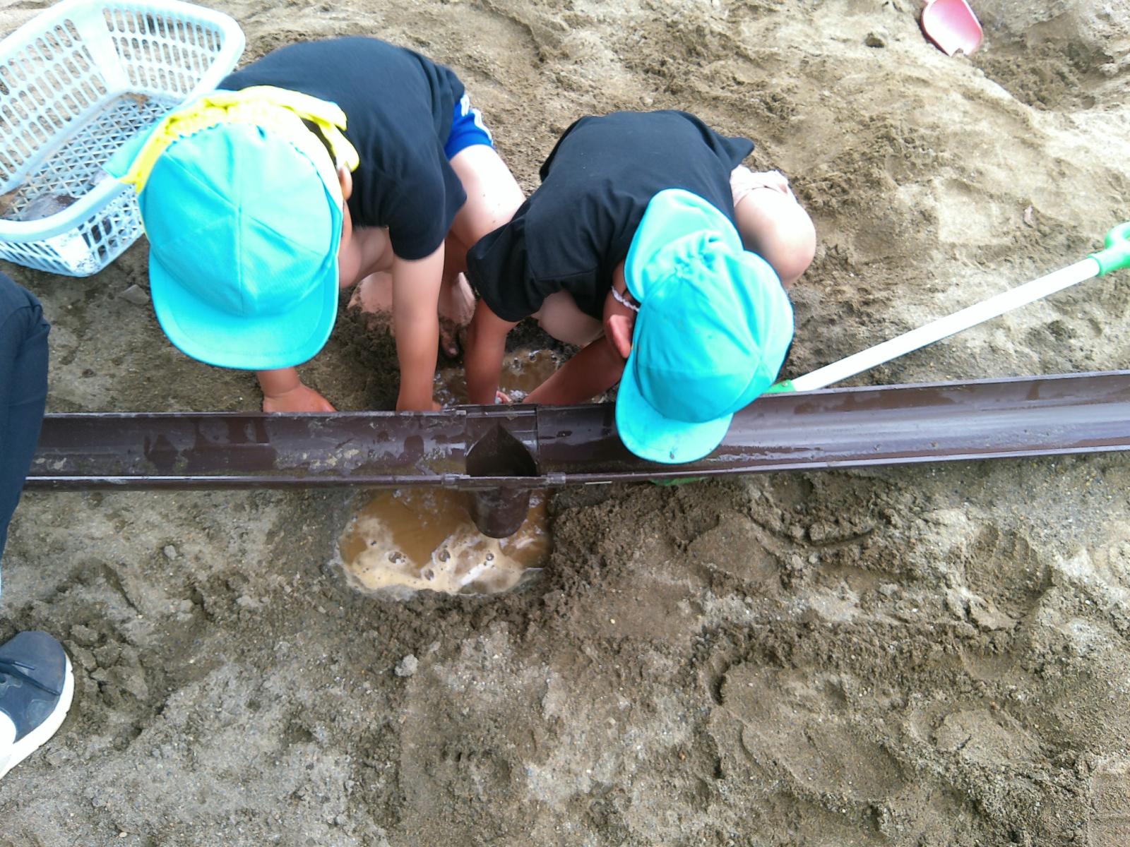 砂場に夢中