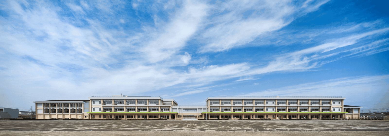 みどりの南中学校校舎風景