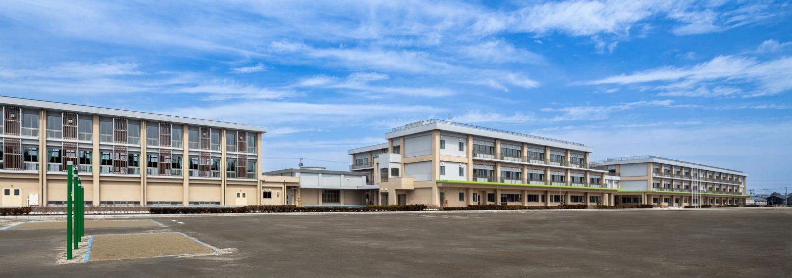 みどりの南中学校校舎風景３