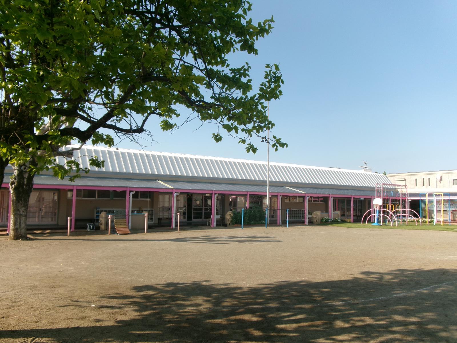 園舎 柿木からみた園舎