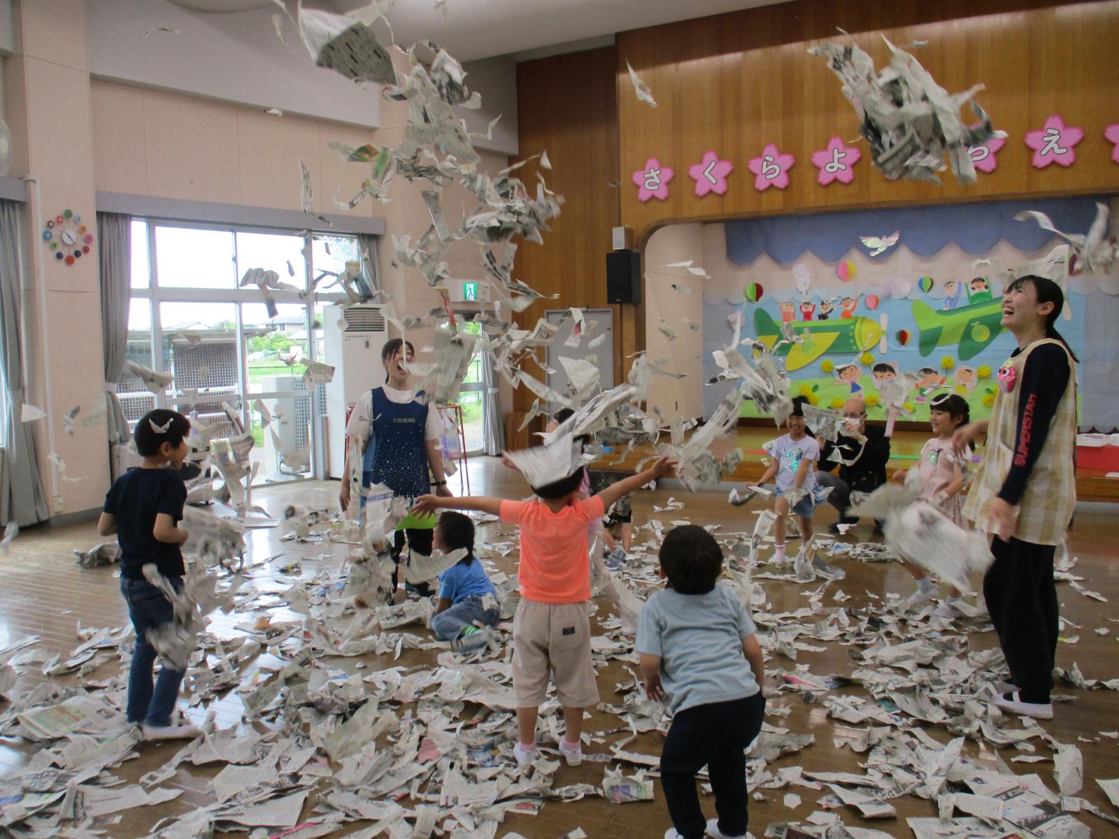 新聞紙ビリビリ