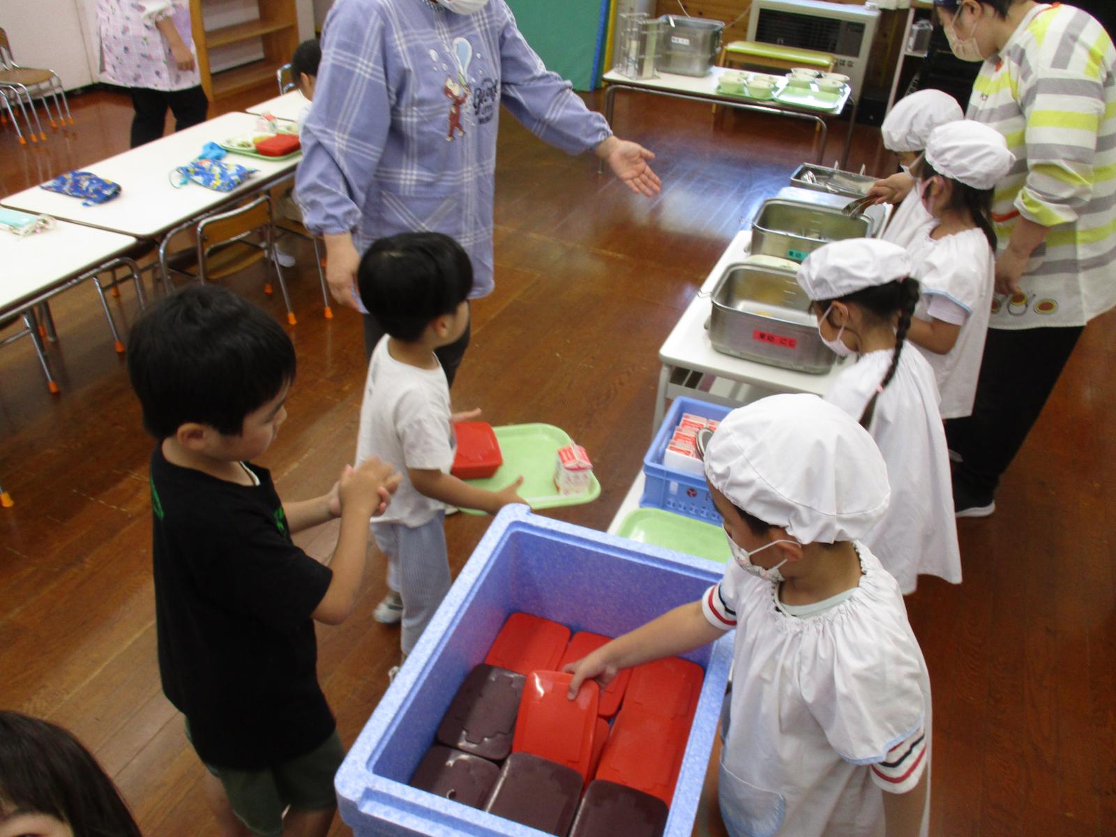 R8 給食