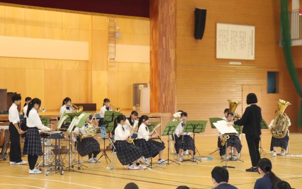 吹奏楽部の演奏