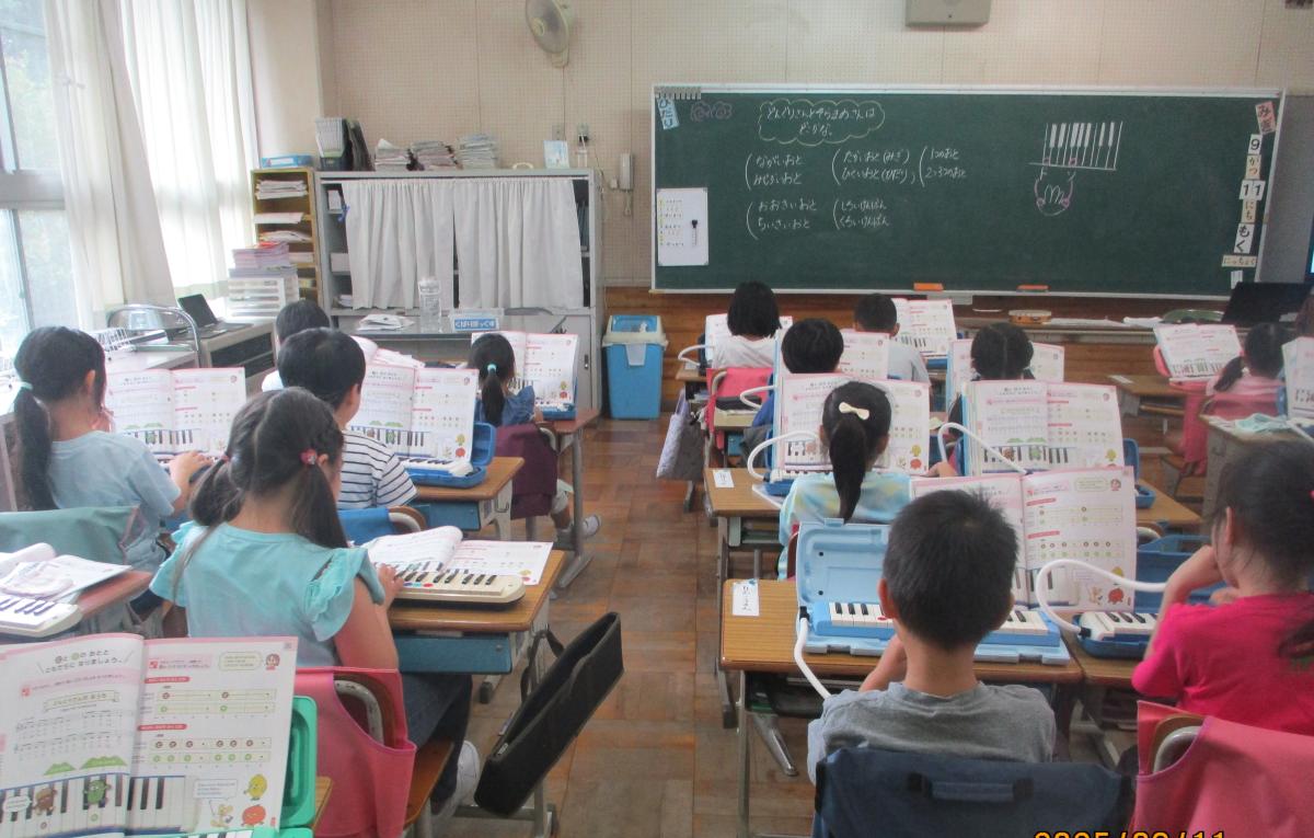 【1年生】鍵盤ハーモニカの練習頑張っています