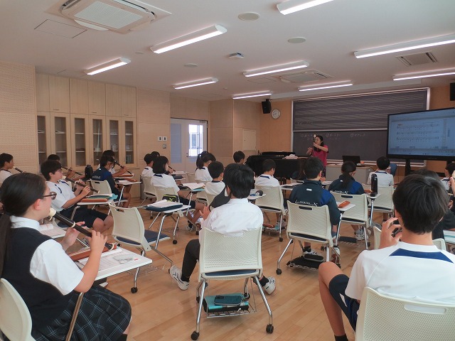 9月25日(木) アルトリコーダーで♪♪ 7年生 音楽