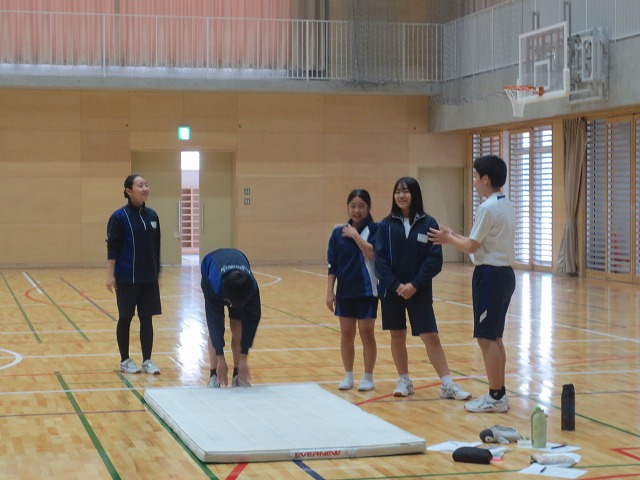 10月20日(月) マット運動 8年生 体育