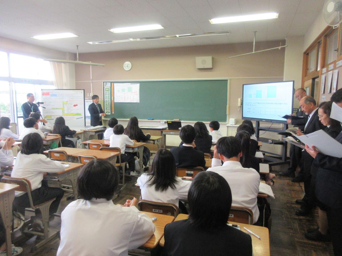 総合連携訪問が行われ、7年生で研究授業を実施しました