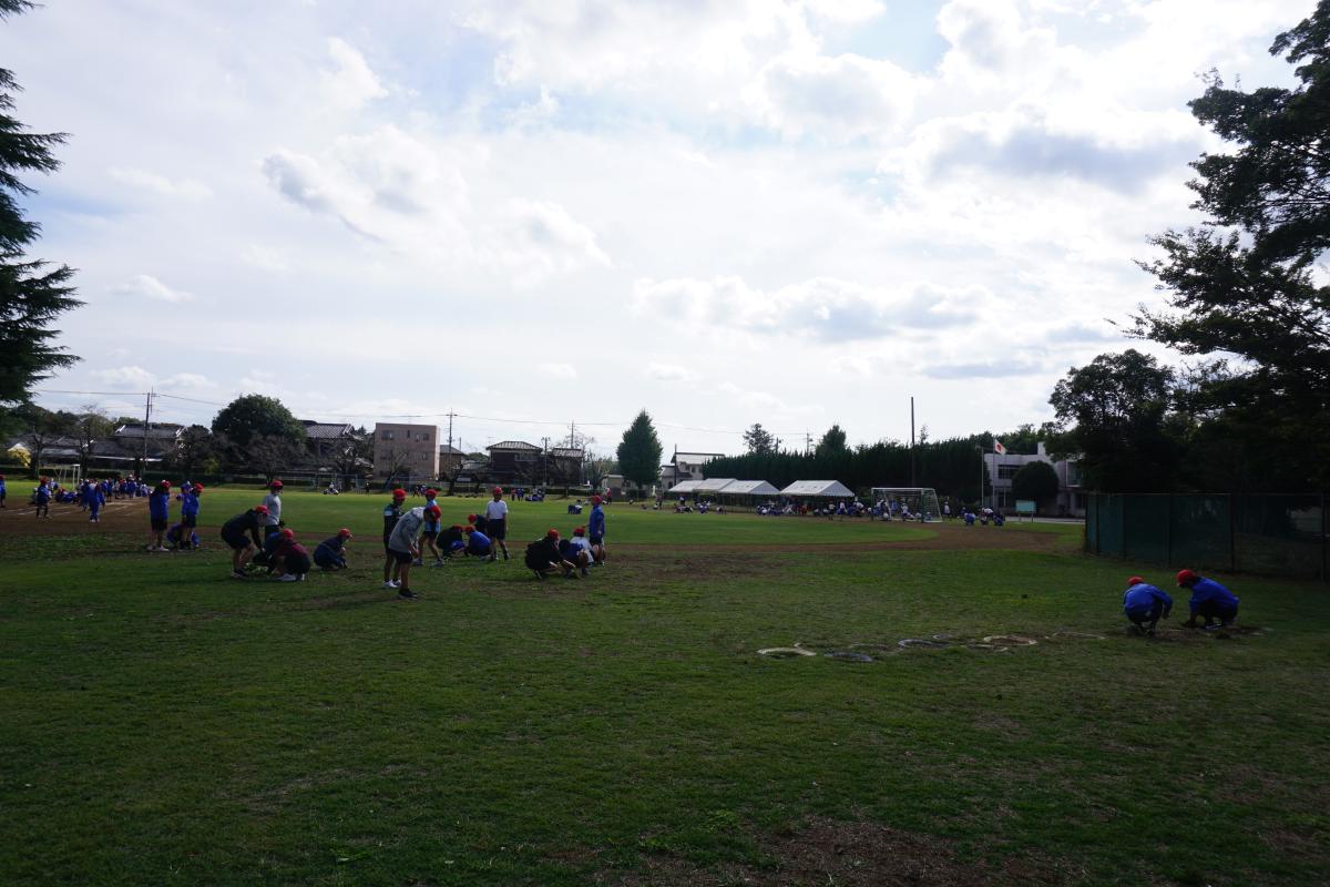 グラウンドをみんなの手で整備しました