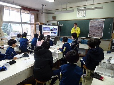 ミュージアムパークから先生が来てくれました!①~6年生地層の授業編~