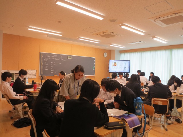 10月28日(火) 夜は人間以外のものの時間 8年生 道徳