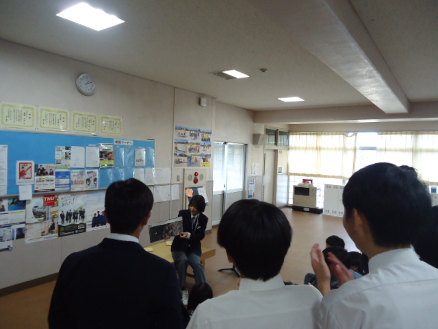 読書推進委員の本の読み聞かせ