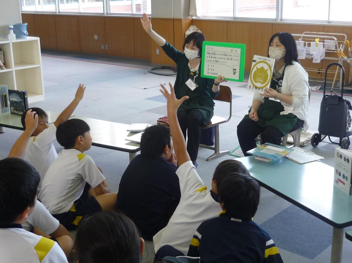 4年生 ブックトークで読書の秋