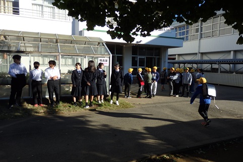 中学生と挨拶運動