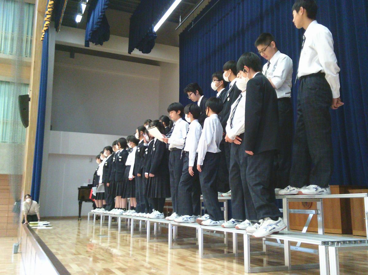 体育館で、合唱練習をしました(7年2組)