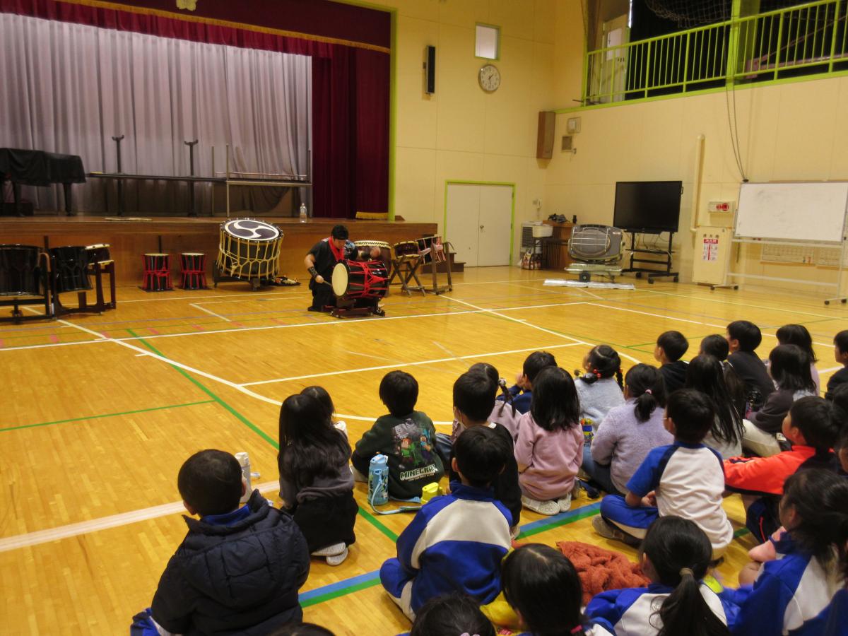 11/20(木) 和太鼓の迫力に子どもたちが感動!