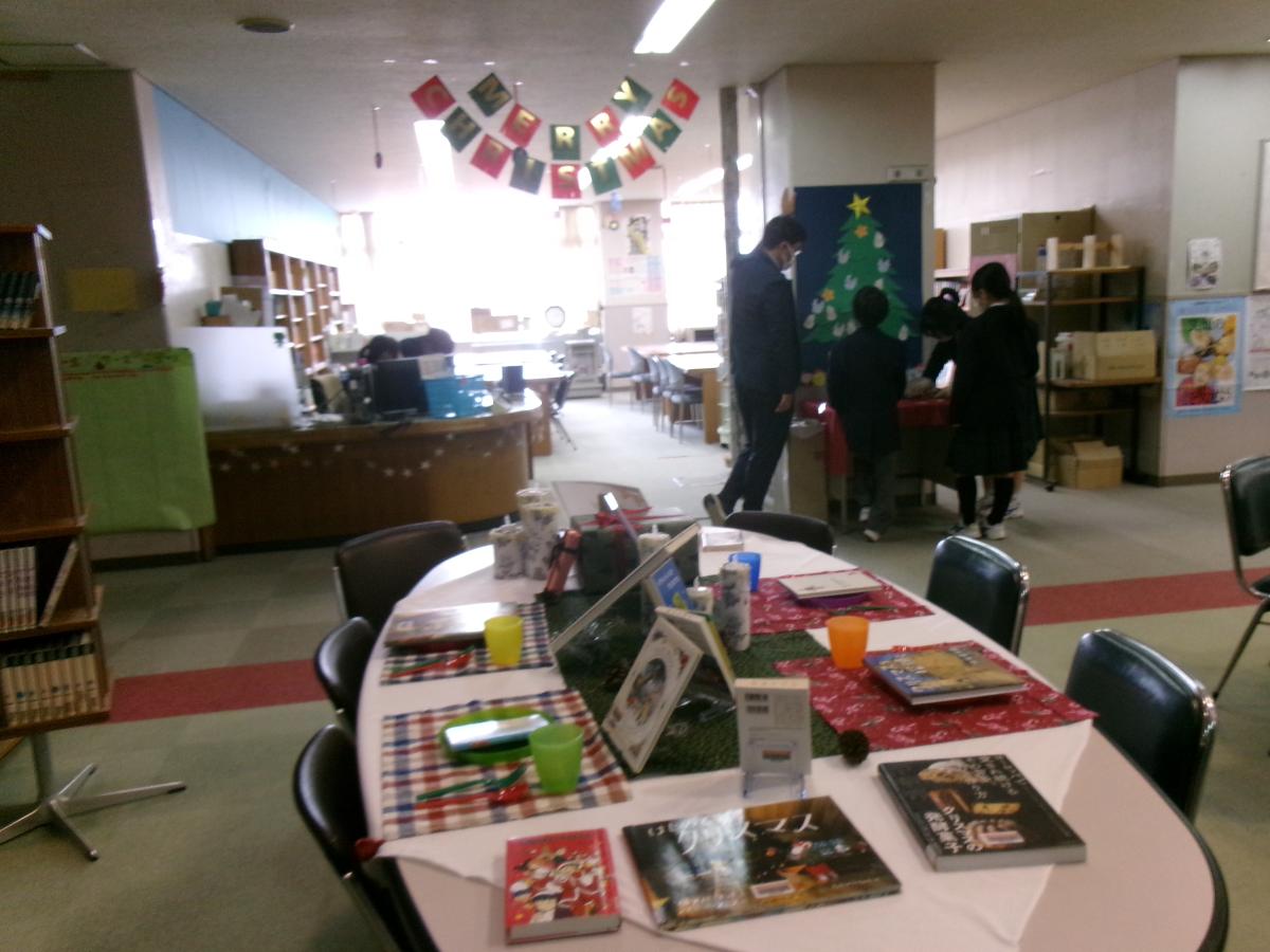 🎄図書スペースに生徒の思い出が輝くクリスマスツリーが登場!