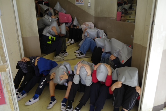 竜巻発生を想定した避難訓練