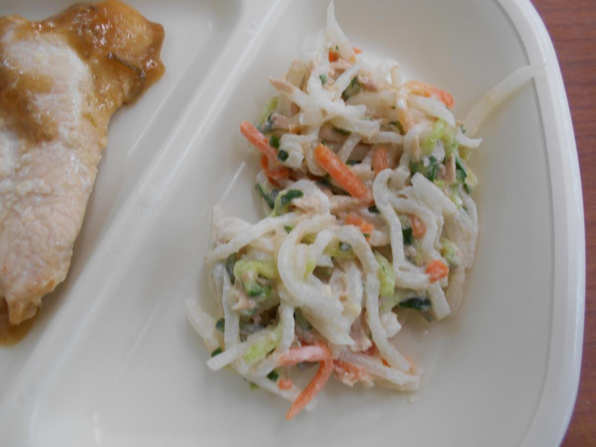 1202 本校の4年生の子供が考えたメニュー~ツナと大根のサラダ~