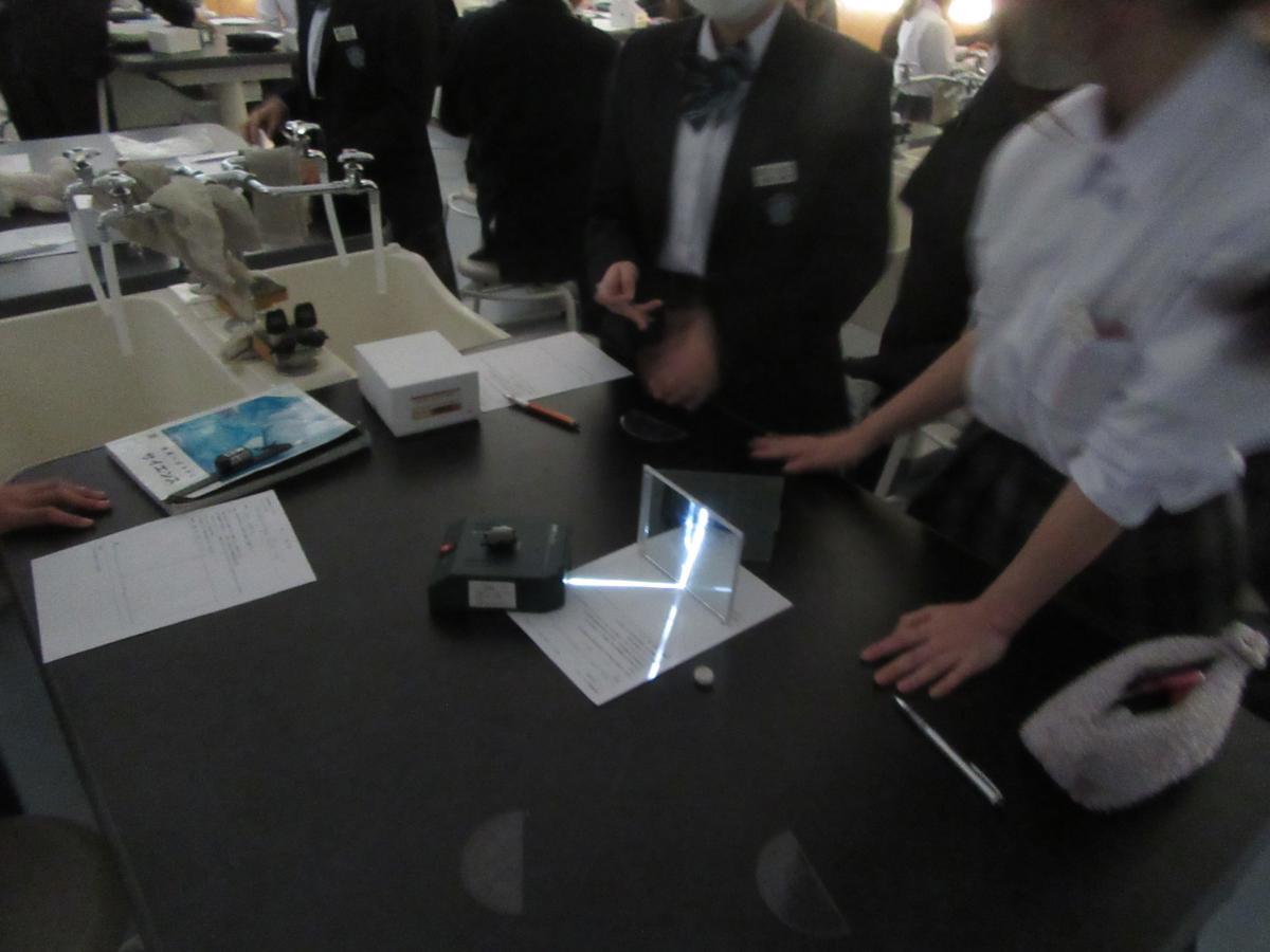 7年生の授業様子 光ってどんな風に反射するの?