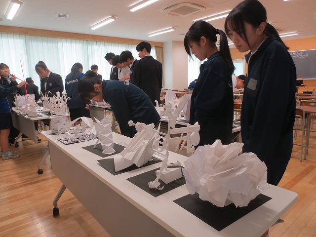 12月11日(木) 形を研ぎ澄ませて 9年生 美術