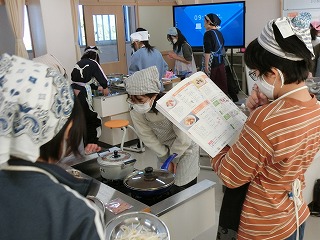 6年生 家庭科調理実習を行いました