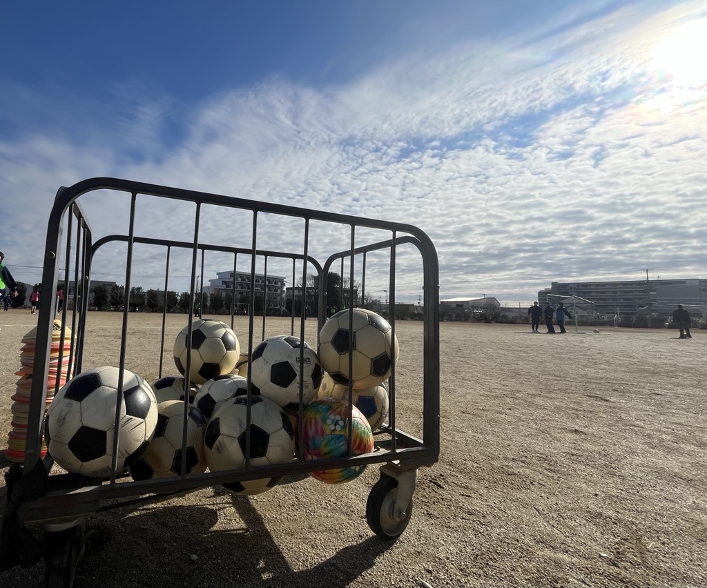 7年生 グランドでサッカーの授業