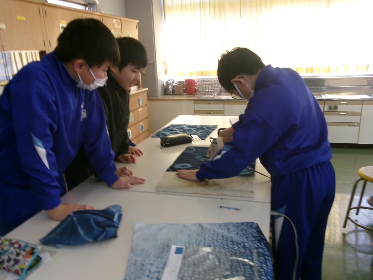 【6年・家庭科】藍染が完成しました。