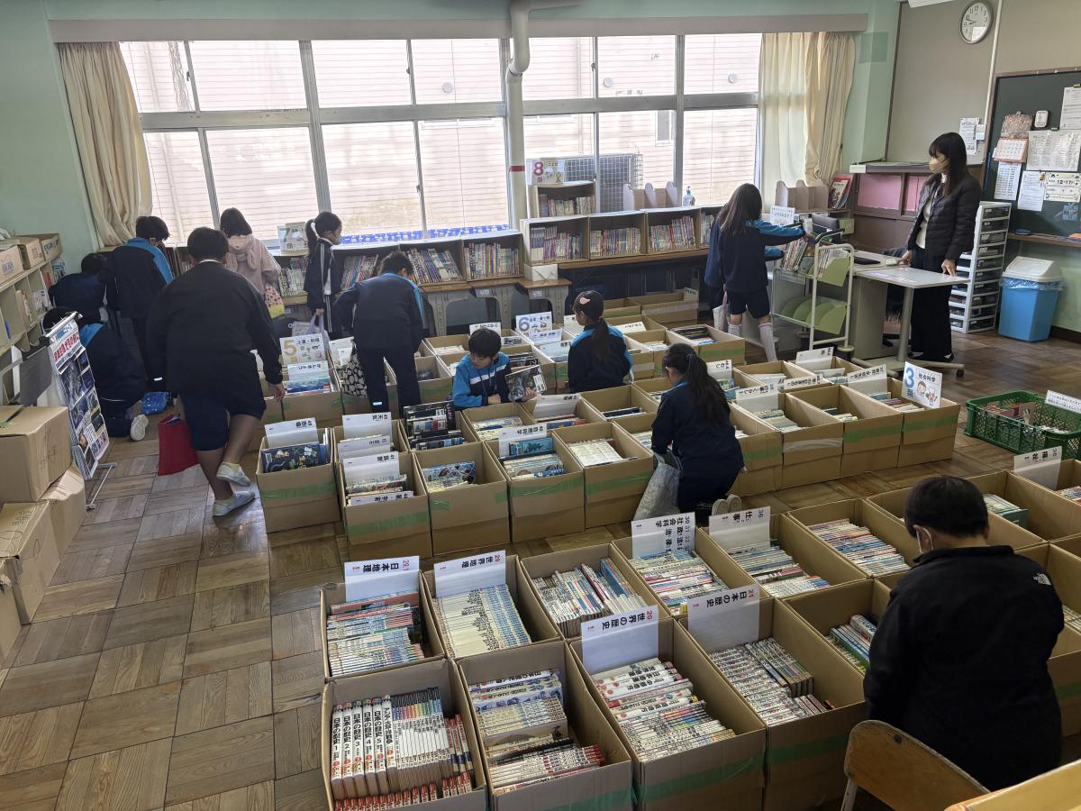 【3年生】図書室で冬休み用の本を選びました!!