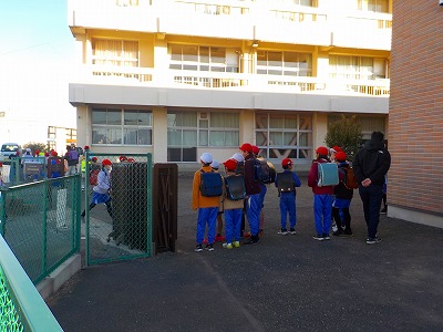 子どもたちによるあいさつ運動を行いました!【1年1組、3年1組、4年1組、5年1組2組】