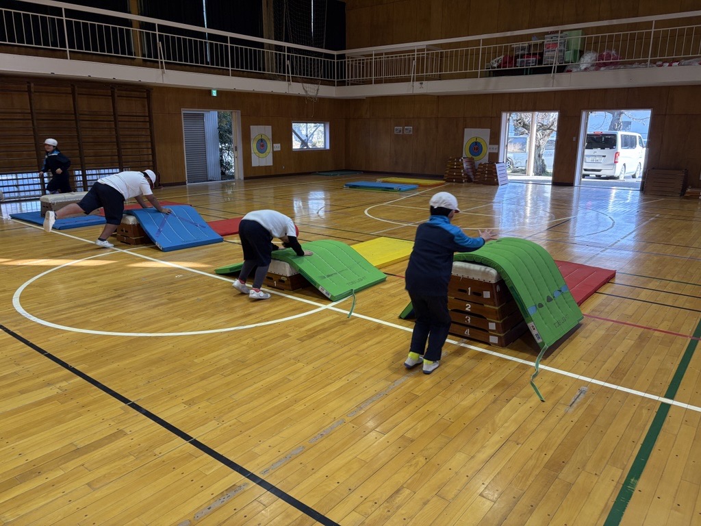 【3年生】 跳び箱の台上前転に挑戦中!!
