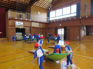 1・2年生 マット・跳び箱遊び