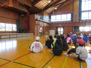 縄跳び名人の先生 巧みな技に驚き