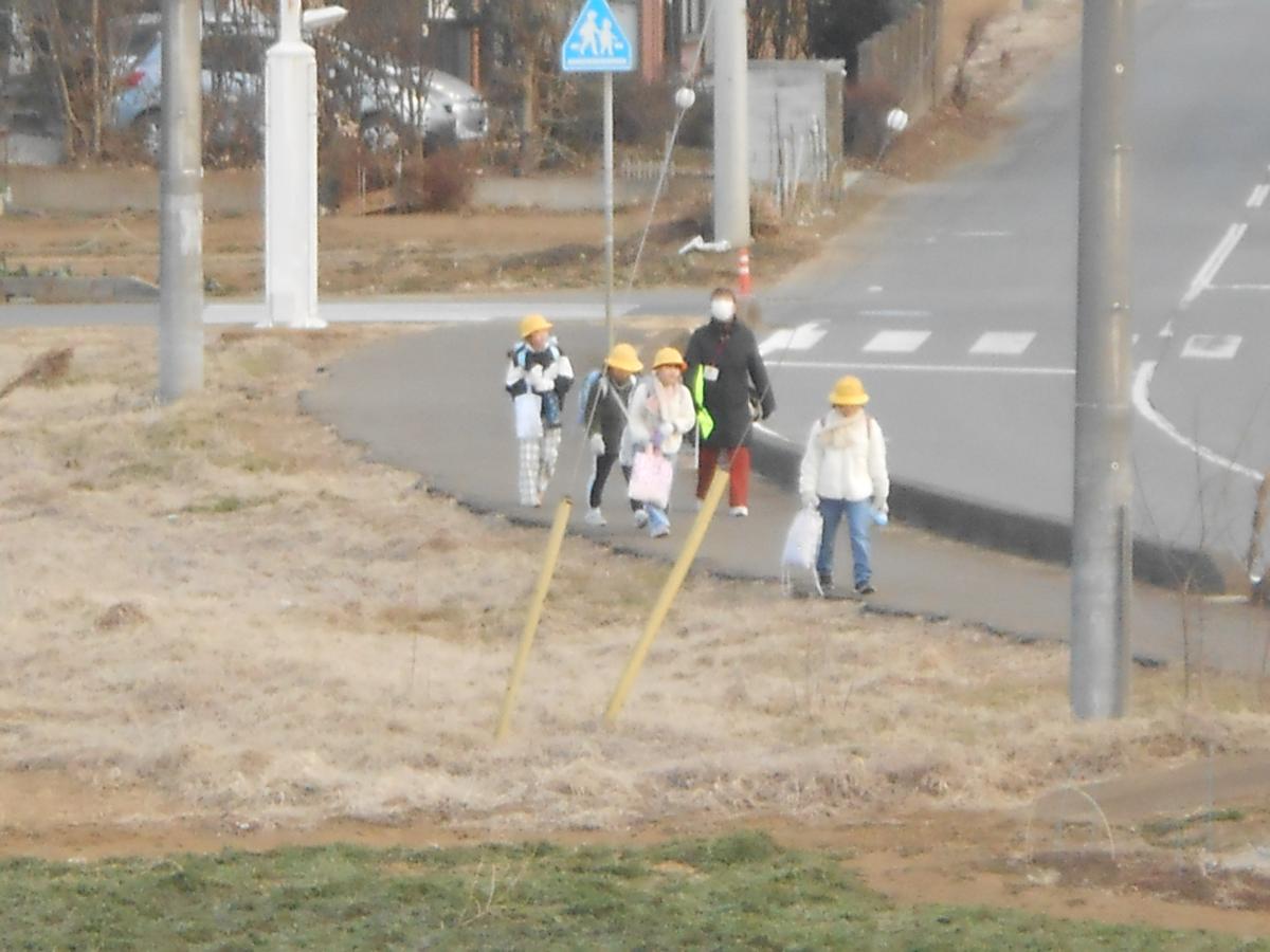 寒い朝、元気に安全に登校