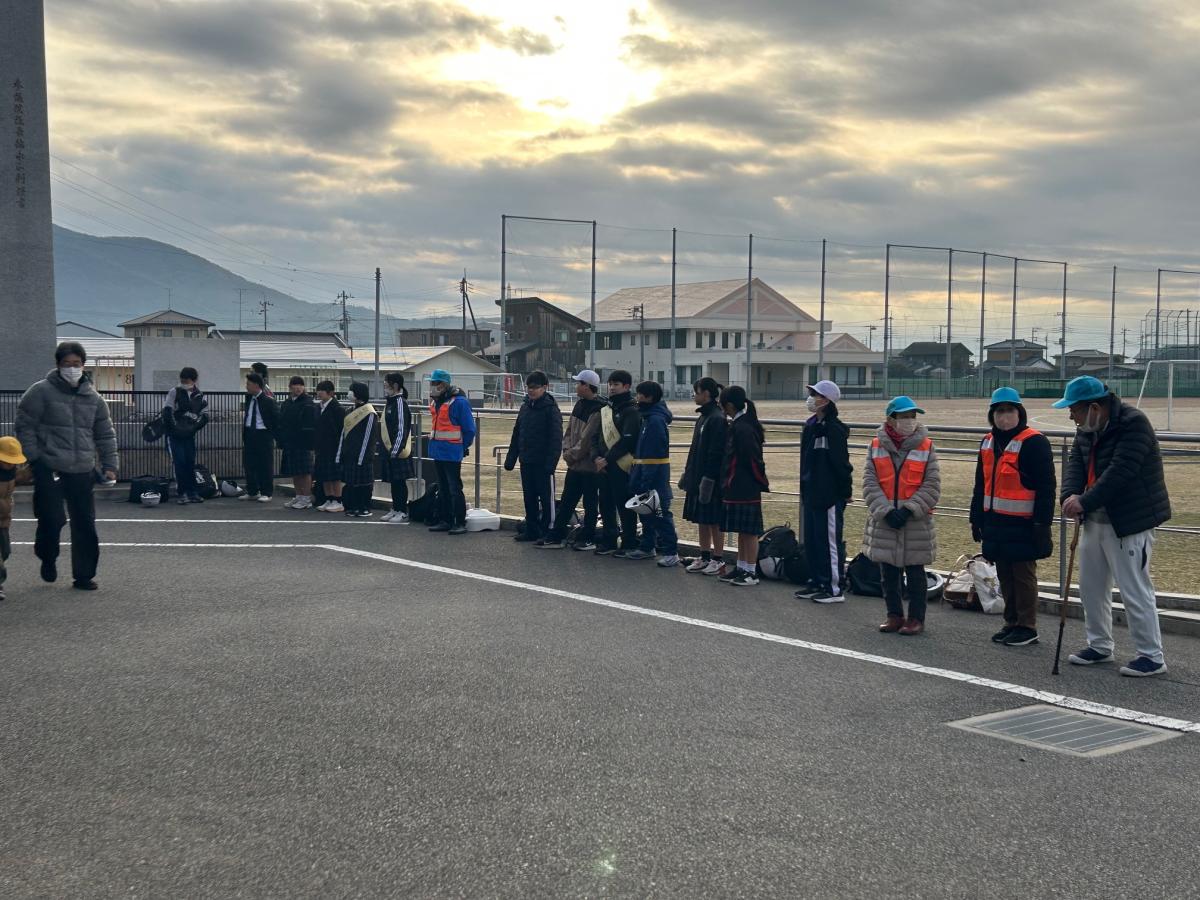 新児童生徒会役員によるあいさつ運動