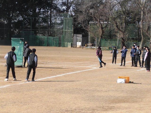 ソフトボールを楽しんでいます