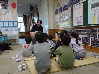 卒業生も来てくれました 朝の読み聞かせ