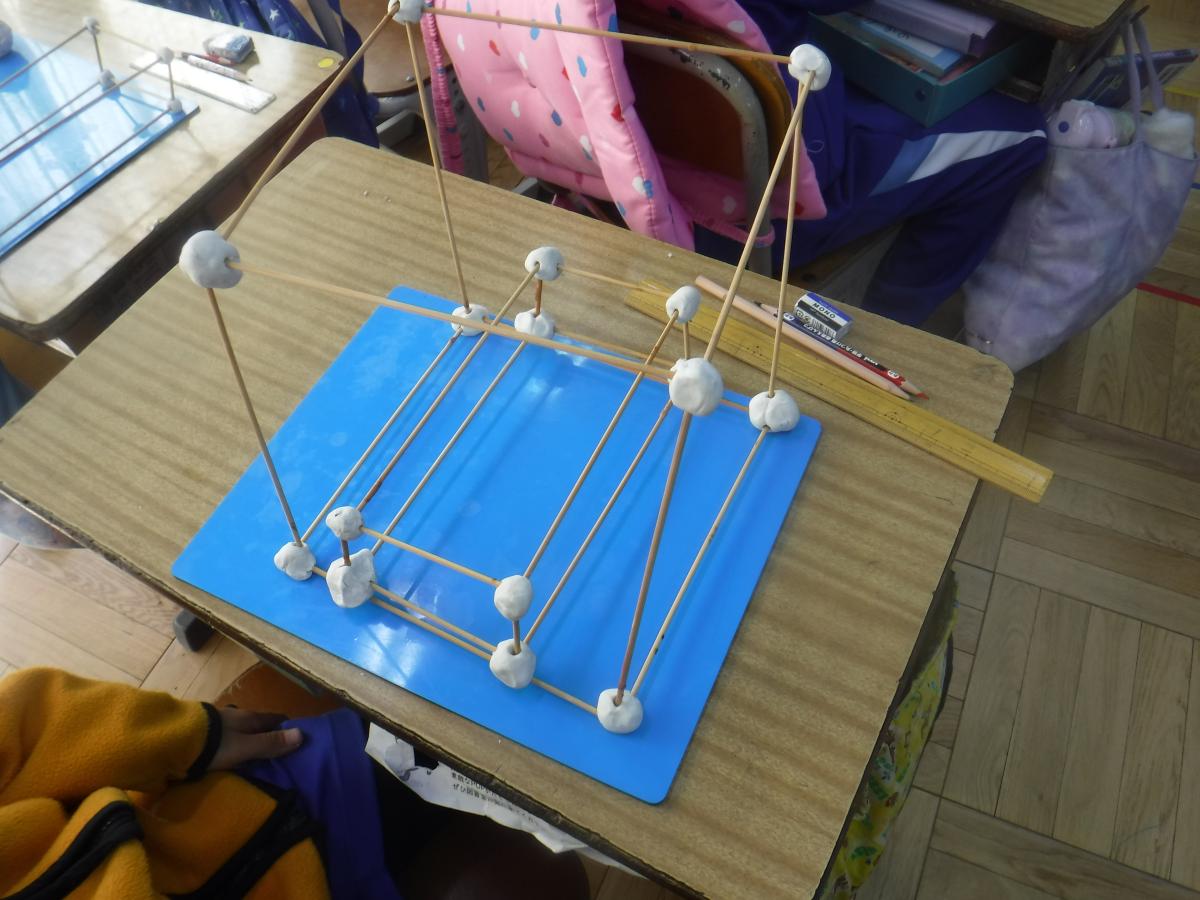 【2年生】算数「はこの形を粘土とひごでつくろう」