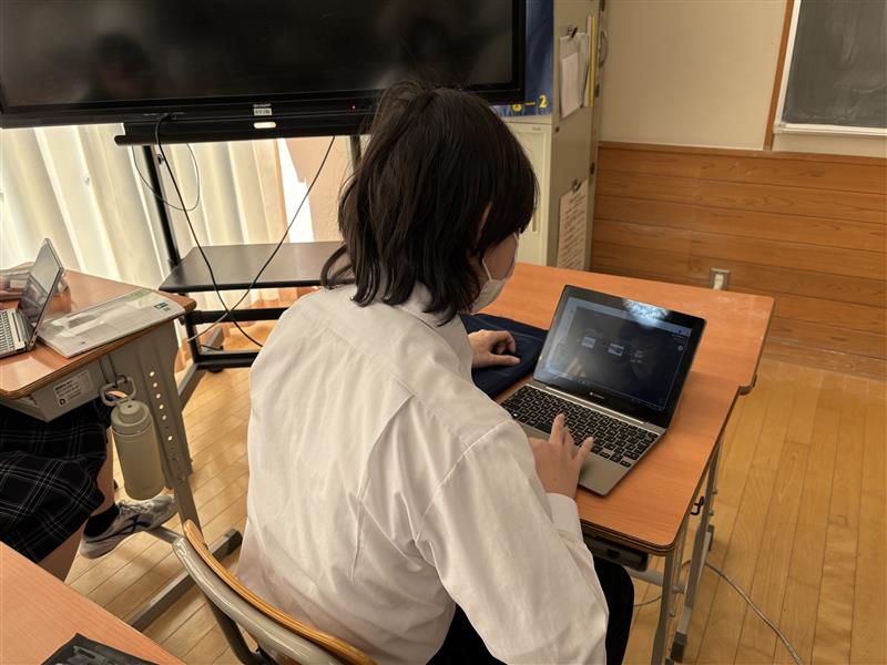 8年生 修学旅行に向けて調べ学習中