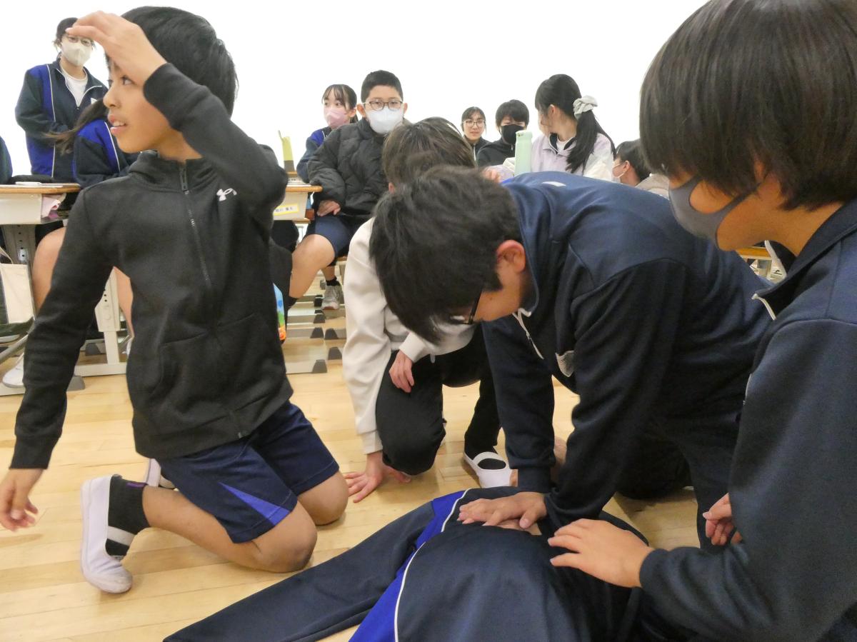 6年生:救命学習 もしも目の前で人が倒れたら