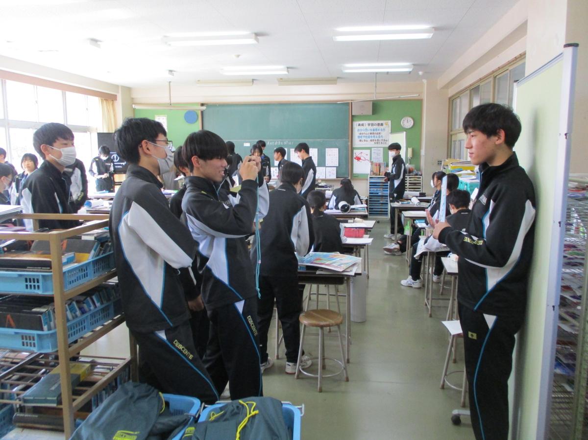 9年生 最後の美術の授業が行われています